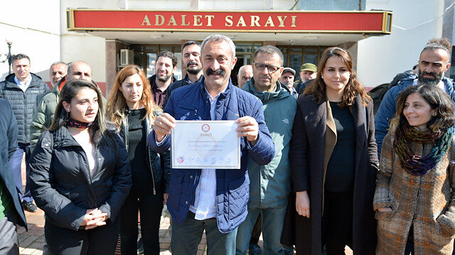Maçoğlu mazbatasını aldıktan sonra kameralara poz verdi.