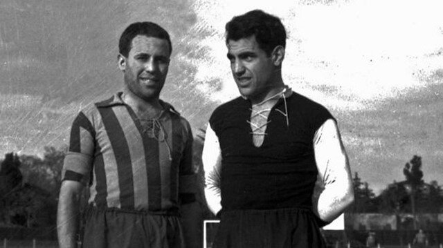 Hakkı Yeten ve rakibi maç öncesinde gazetecilerle sohbet ediyor.