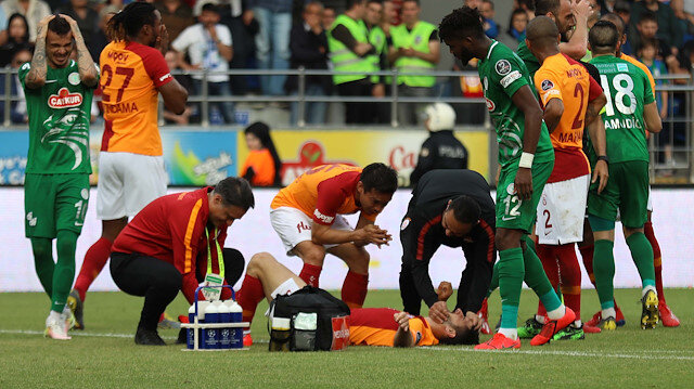 Galatasaraylı futbolcular, Emre Akbaba'nın sakatlığının ardından büyük bir şok yaşadılar.