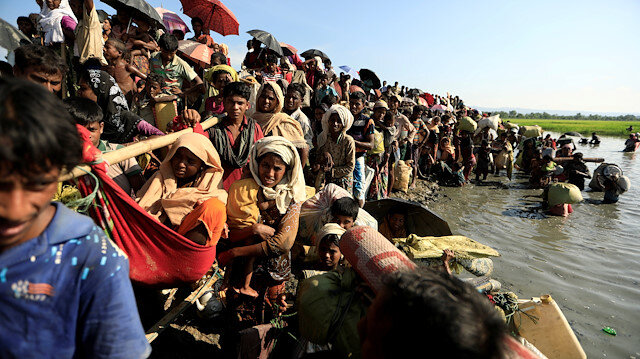 Müslüman Rohingya halkı, Myanmar'dan komşu ülke Bangladeş'e sığınmaya çalışıyor.