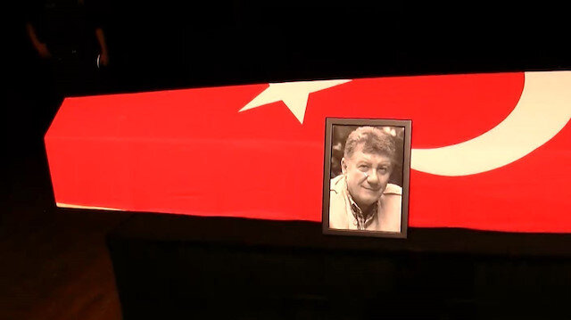 Tarık Ünlüoğlu 61 yaşında hayatını kaybetti. 