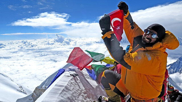 Adını Türk dağcılık tarihine yazdıran Milli Dağcı Tunç Fındık, 8091 metrelik Annapurna zirvesinde.
