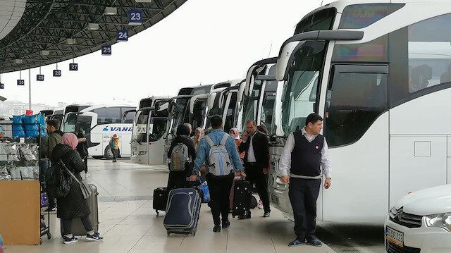 Samsun'da üniversitelilerin evlerine gidişi sürüyor.