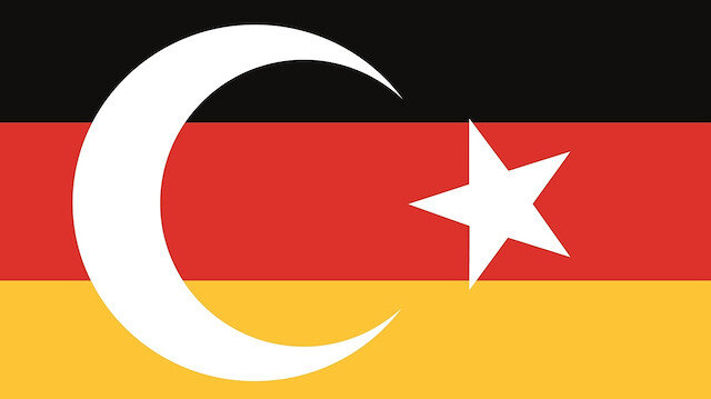 Mevcut pürüz ve engellere rağmen Türkiye-Almanya yakınlaşmasının en büyük teminatı Almanya Türkleridir. Almanya’da kök salmış Türkler, iki ülke arasındaki anlaşmazlıklara değil, geçmişte birçok nahoş hadise yaşanmış olsa da uzlaşmaya açık bir toplumdur. Sahip oldukları potansiyelin henüz farkında olmasalar ve bazen başkalarından medet uman tavırlar sergileseler de buradaki Türk toplumunu hesaba katmadan yapılan her hesap Bağdat’tan geri dönmeye mahkûmdur.  