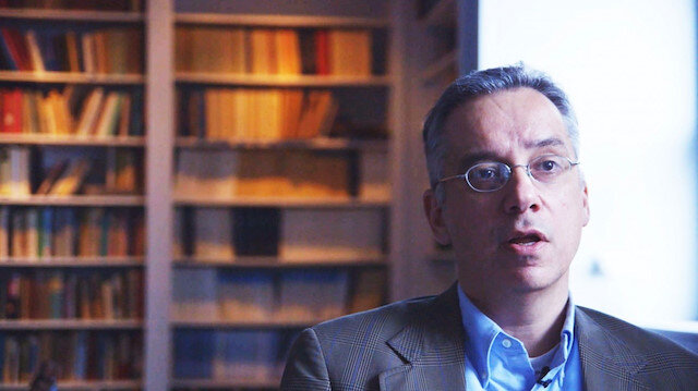 Lee McIntyre 2018 yılında MIT Press’in “Essential Knowledge” serisi için ünlü kitabı Post-Truth’u yayımlamıştı.