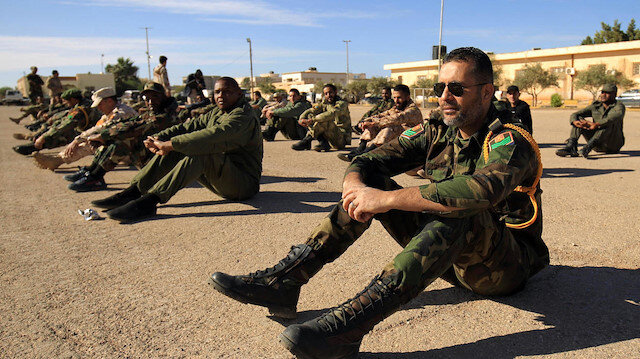 Libya'nın doğusundaki gayrimeşru silahlı güçlerin lideri Halife Hafter saflarındaki militanlar.