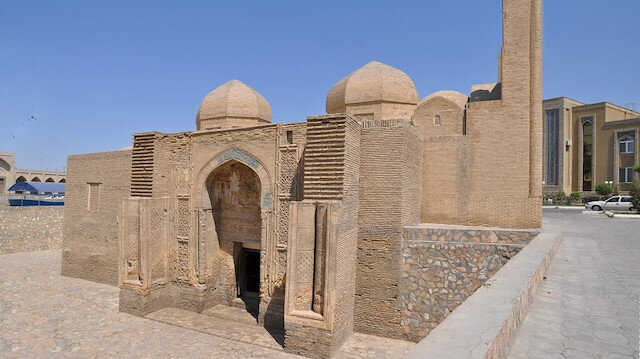Magak Attari Camii'nin uzun serüveni, giriş işlemelerinde olduğu gibi, ondan bir çok parçasını eksiltti.