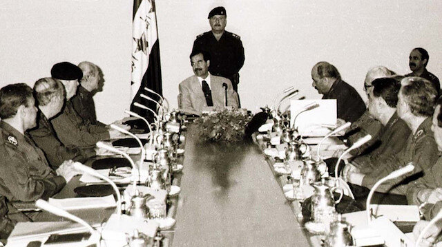 Irak Devlet Başkanı Saddam Hüseyin, Baas Partisi üst yönetimiyle toplantı halinde, 1980'ler.