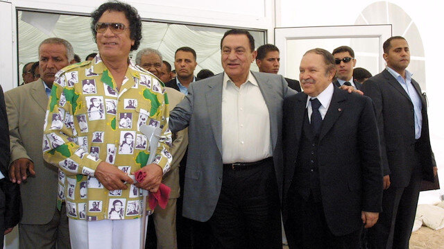 (Soldan sağa) Muammer Kaddafi, Hüsnü Mübarek ve Abdülaziz Buteflika.