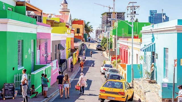 Bo-Kaap, şehir merkezinin yukarısındaki Signal Hill'in eteklerinde yer alan eski bir ilçedir .