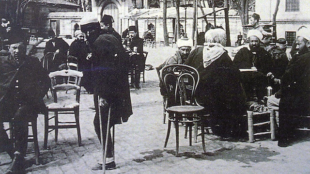 İlginçtir ki Hilâfet’in kaldırılışına, ezanın Türkçeleştirilmesine büyük bir tepki gösteremeyen Türk halkı şapkaya karşı kıyam etti.