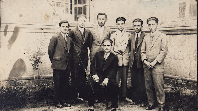 Ahmet Hamdi Tanpınar; şiir, roman, hikâye, deneme, makale, edebiyat tarihi, mektup, günlük gibi türlerde kaleme aldığı eserlerle Türk edebiyatına damgasını vurmuş isimlerden biridir. 