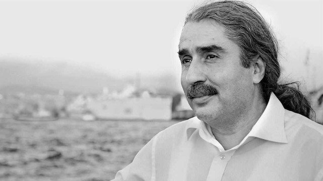 Ali Ural sevmeyi, sevmenin hâllerini, sevmekten hâlsiz düşmüşleri ve sevginin modern ve kadim olanla ilişkisini Cins'e anlattı.