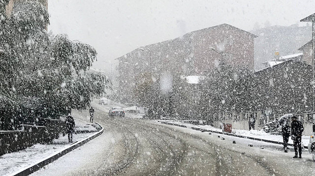 Ben kar yağmasını çocukluktan beri çok severim ama her görüşümde de ilk kez rastlıyormuş gibi şaşırmaktan kendimi alamam.