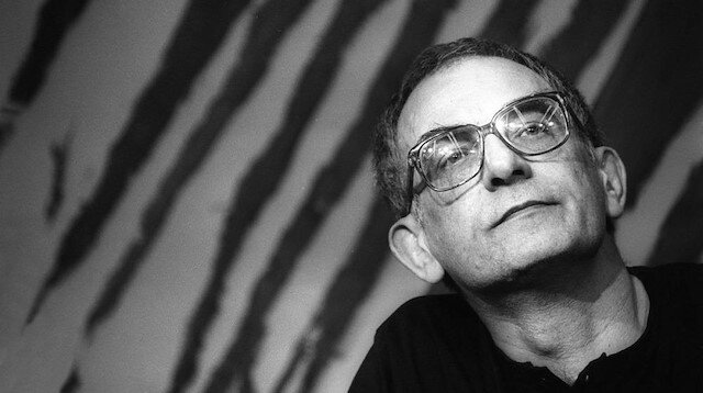 Krzysztof Kieślowski okunuşu Polonyalı film yönetmeni ve senaryo yazardır.
