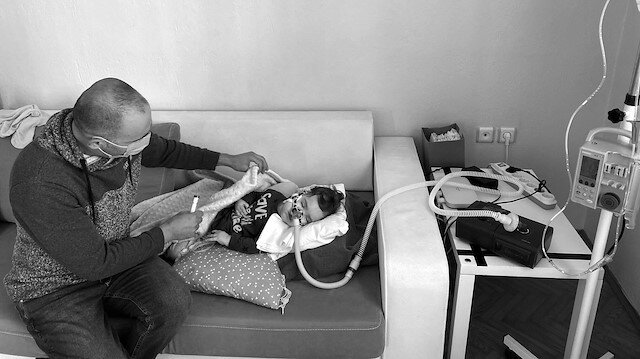 Açıklamada, yürütülen kampanyanın ‘kirli bir kampanya’ olduğu ve küresel ilaç kartellerinin bir oyunu olduğu ise özellikle vurgulandı. Özetle devlet, ‘ajansı’ suçüstü yakaladı ve SMA hastası çocuklarla ilgili tartışma o gün orada son buldu.  Tank Palet Fabrikası ihalesini kaybeden şirketler, yerli İHA yüzünden geliri düşen silah tâcirleri, ve Erdoğan’ın yakın çalışma arkadaşlarının işlerini bozduğu diğer ‘kurumlar’ ise, ‘ajansın’ hâlen en iyi müşterileri arasında…