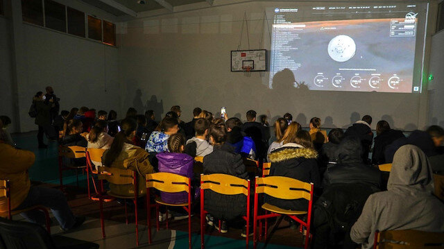 Jezero'daki bir ortaokulun spor salonunda toplanan yüzlerce kişi tarihi olaya canlı yayınla tanıklık etti. 
