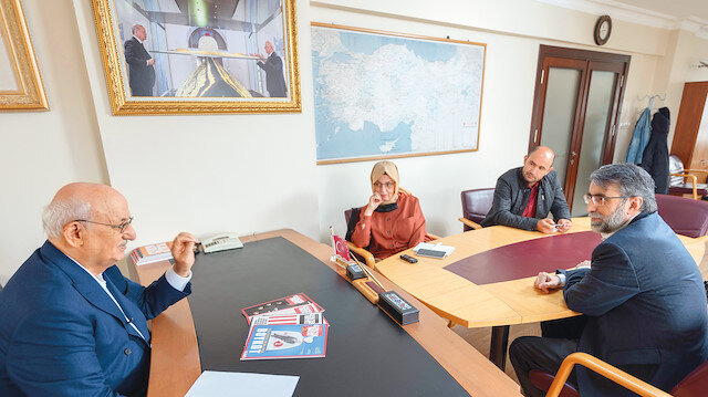 Taksim’de bir camii inşası partiler üstü milli bir hedef olarak ele alınmıştır. Demokratik dönemde manevi ve milli bir iklim oluşturmuş ve Cumhuriyet Halk Partisi’nde de bu gidişe uyum sağlama isteği belirmiştir. Böylece partiler üstü bir araya gelme durumu olmuş ve Taksim meydanında bir camii yapılması hedeflenmiştir.