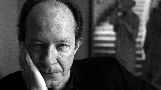 Giorgio Agamben günümüzde yaşayan bir İtalyan siyaset felsefesi düşünürü ve eğitimcisi.
