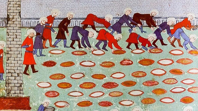 Baklava, kadayıf, muhallebi, sütlü tatlılar vb. gibi bir çok çeşit de hem halkın günlük tüketimi için hem de  sarayın tertiplediği sünnet ve düğün şenliklerinde sunulmak için üretiliyordu. 