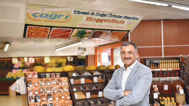 Doğru, firmalar bunu sundu ama biz de halk olarak çok hızlı adapte olduk. Yurt dışında bu kadar ilgi görmüyor. Onlar online satışta bizden daha öndeydi hâlbuki. ‘15 dakikada elimde olsun’ yarışı içinde değiller. Her işe çabuk uyum sağlıyoruz. Ama ben ısrarla bunun ileride bize faturasının çok büyük olacağının altını çizmek istiyorum. Geri dönmek istediğinizde bu sefer geleneksel firma bulamayacaksınız. Bir kısım marketler kapanmış olacak, bir kısmı rekabetten yorulmuş olacak.   