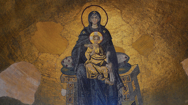 Efes şehrinde bir tepede Meryem Ana’nın son günlerini geçirdiği ve orada öldüğü öne sürülen tarihî kalıntının üzerindeki sır perdesini dünyaca ünlü Bizantolog Semavi Eyice aralıyor. 