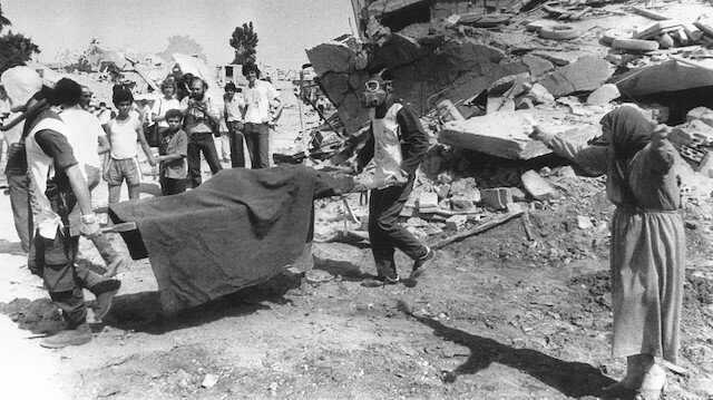 16 Eylül 1982'de Lübnan'daki Filistinli mülteci kampları Sabra ve Şatilla'ya düzenlenen ve 3 boyunca binlerce Filistinlinin katledildiği katliamın ardından çekilmiş bir fotoğraf. 