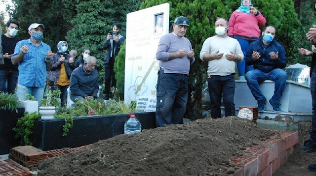Hatice Akarsu oğlu Barış Akarsu'nun yanına defnedildi