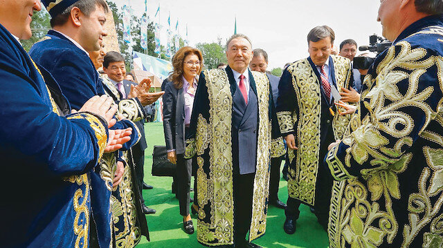Nursultan Äbişulı Nazarbayev, Kazak siyasetçi, Kazakistan Cumhuriyeti'nin ilk cumhurbaşkanı. 24 Aralık 1990'da başladığı cumhurbaşkanlığı görevinden 19 Mart 2019'da istifa etti. Günümüzde Türk Devletleri Teşkilatı ömür boyu onursal, Kazakistan Güvenlik Konseyi ve Nur Otan partisi başkanıdır.