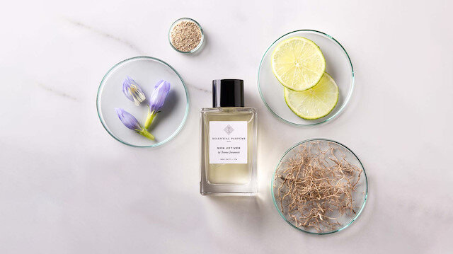 Fransız parfümevi Essential Parfums; gösterişli şişelerden, ambalajlardan ziyade parfümün kendisine odaklanan bir marka. 