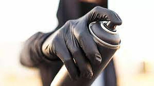 İngiliz polisi 'akıllı su' spreyi dağıttı