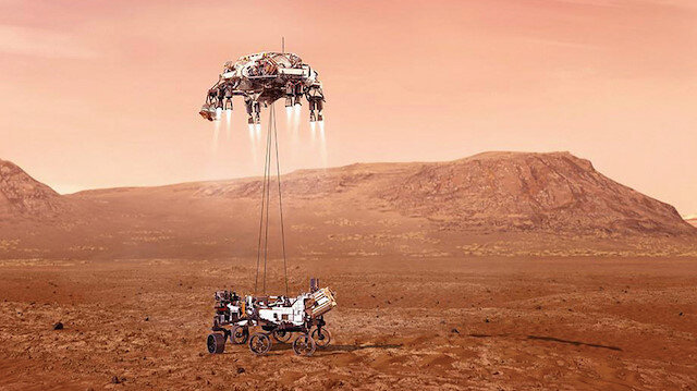 NASA’nın sosyal medya hesabından canlı yayınladığı tarihi inişte saatte 21 bin kilometre hızla kızıl gezegene yaklaşan araç, dev bir paraşüt sayesinde yavaşlatıldı.