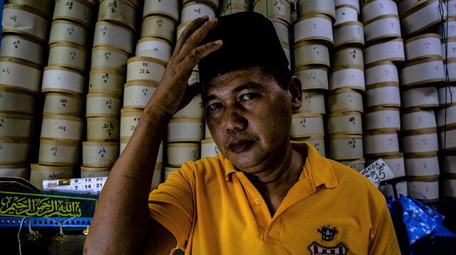 Klasik Osmanlı fesini andıran songkok ismindeki siyah fes, Malezya, Endonezya, Brunei, Singapur, güney Filipinler ve güney Tayland'daki Müslüman erkekler arasında yaygın olarak kullanılıyor.