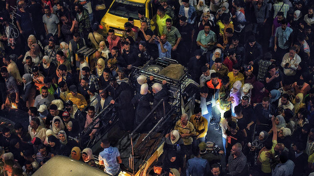 Binlerce Suriyeli, af kararının ardından gözaltındaki sevdiklerinden haber almak için meydanlarda toplandı.