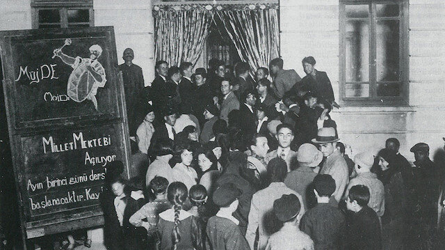 Çağdaş Türkiye, Pars Tuğlacı, Cem Yayınları, İstanbul, 1989.