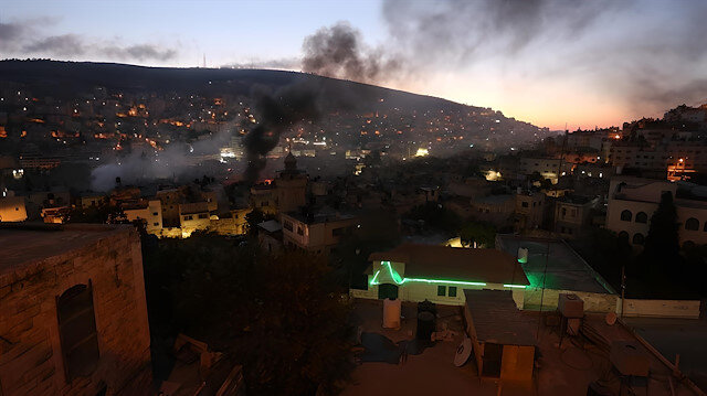 Tanıklar, askerlerin, gerçek mermi ve göz yaşartıcı gaz bombası kullandığını, bölgede patlama seslerinin duyulduğunu ve kentin bazı noktalarında arbede çıktığını aktardı.