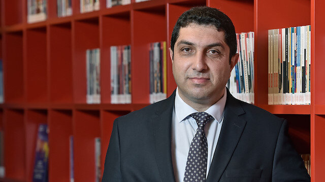 Evlerimizde çeşmeden akan suyun tadını neden sevemiyorduk, yurt dışındaki şehirler bu sorunu nasıl aşmıştı, onlarda olup bizde olmayan neydi? Tüm bu soruların cevabını uzmanından alabilmek için Yıldız Teknik Üniversitesi Çevre Mühendisliği Bölümü’nden Prof. Dr. Mehmet Çakmakcı ile buluştuk. Suyumuzun ne kadar sağlıklı ve tüketilebilir olduğundan damacana ve şişe suların durumuna, ev tipi artıma cihazlarından arıtma tesislerine, suya dair pek çok konuyu konuştuk.