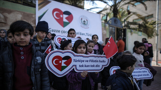 Gazze'deki Filistinli çocuklar ve aileleri, Kahramanmaraş merkezli depremlerden zarar gören Türkiye ve Suriye'deki afetzedelerle dayanışma gösterisi düzenledi.