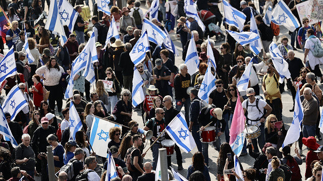 Batı Kudüs'teki İsrail Meclisi (Knesset) binası önünde toplanan binlerce İsrailli