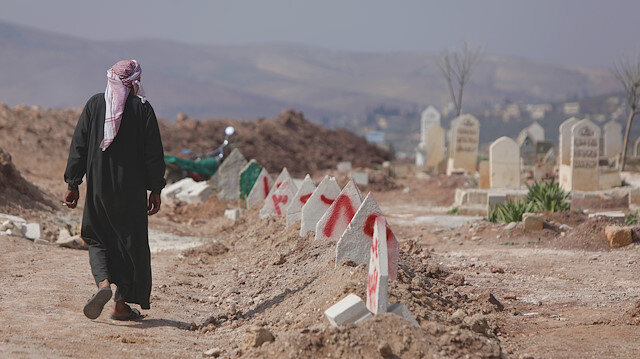 Suriye'de kayıt işlemleri tamamlanan isimsiz naaşlar, sonraki aşamada numaralarla işaretlenmiş mezarlara defnediliyor.