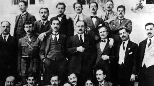 Cem’iyyetu’l-Arabiyye el-Fetât, yani Genç Araplar.