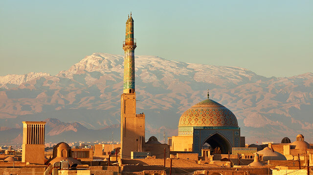Çölün ortasında çinili bir nakış: Yezd Cuma Camii