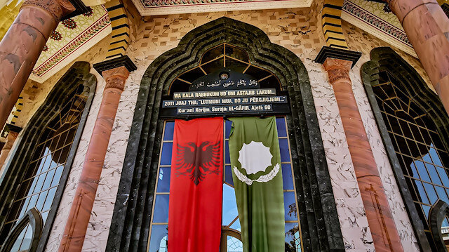 Bektaşî devletinin, dinî hoşgörü ve barış mesajlarını yaymayı amaçlayan bir anklav olarak tasarlandığı ve Vatikan benzeri bir model olacağı bildiriliyor.