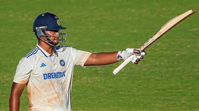 13 yaşındaki Suryavanshi, Hindistan Premier Ligi takımlarından Rajasthan Royals ile 11 milyon rupi (130.500 dolar) değerinde bir sözleşme imzalayarak tarihe geçti.