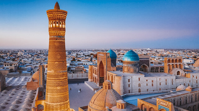 Türk-İslam mimarisinin en güzel örneklerinin görülebileceği ihtişamlı camilere, yüksek minarelere, mavinin farklı tonlarının kullanıldığı kervansaraylara ve çinilerle kaplı medreselere sahip olan Buhara'daki bu tarihî yapılar, bağımsızlığın kazanıldığı 1991'den sonra restore edilmeye başlandı.