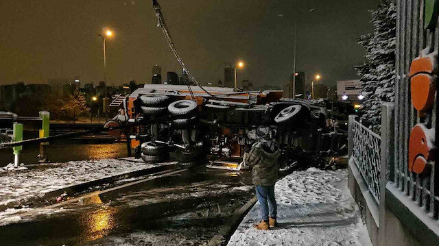 ​Beylikdüzü'nde kar küreme kamyonu devrildi