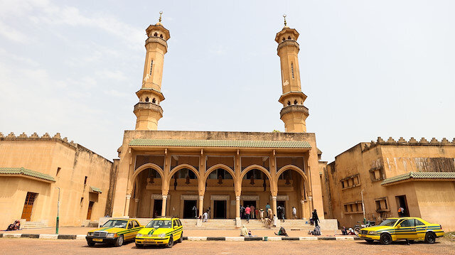 Batı Afrika'nın en küçük ülkesi Gambiya'nın başkentindeki Kral Fahad Camii, binlerce Müslümanı bir araya getirerek, Gambiya'daki İslam kültürünün canlı bir yansıması olmayı sürdürüyor.