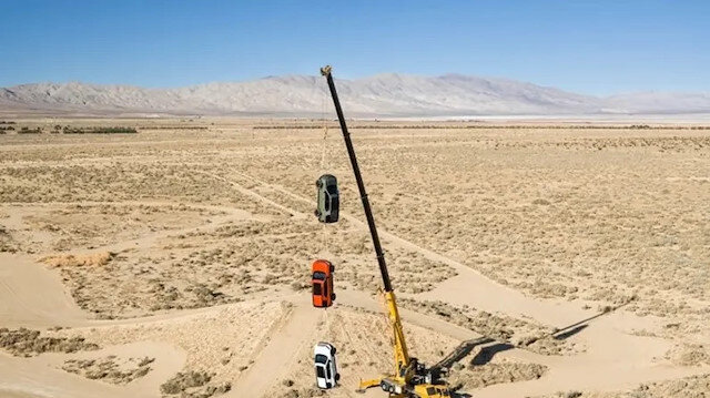Honda, yeni Passport modellerinin sağlamlığını göstermek için dikkat çekici bir test yaptı. Japon marka üç adet SUV aracı birbirine bağlayarak bir vinçle 30 metre havaya kaldırdı.