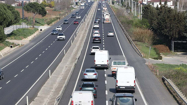 Karayolları Genel Müdürlüğü tarafından 33 kaza kara noktasında şerit ve kavşak düzenleme, ışıklandırma, altyapı, üstyapı ve trafik işaretleri çalışması gerçekleştiriliyor. Bayram tatili dönüşü bu noktaları bilmek, ulaşımı kolaylaştırmaya da yardımcı oluyor.