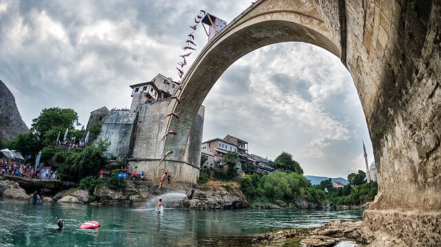 Mostar Köprüsü'nden atlayan yarışmacılar.